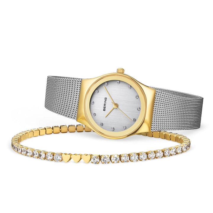 Het Bering 12927-001-GWP horloge, met een roestvrijstalen kast en roestvrijstalen mesh band, combineert prachtig met een gouden armband met kleine fonkelende steentjes en hartvormen. De zilveren wijzerplaat, uitgerust met Quartz-uurwerk en minimalistische uurmarkeringen, maakt dit elegante duo compleet.
