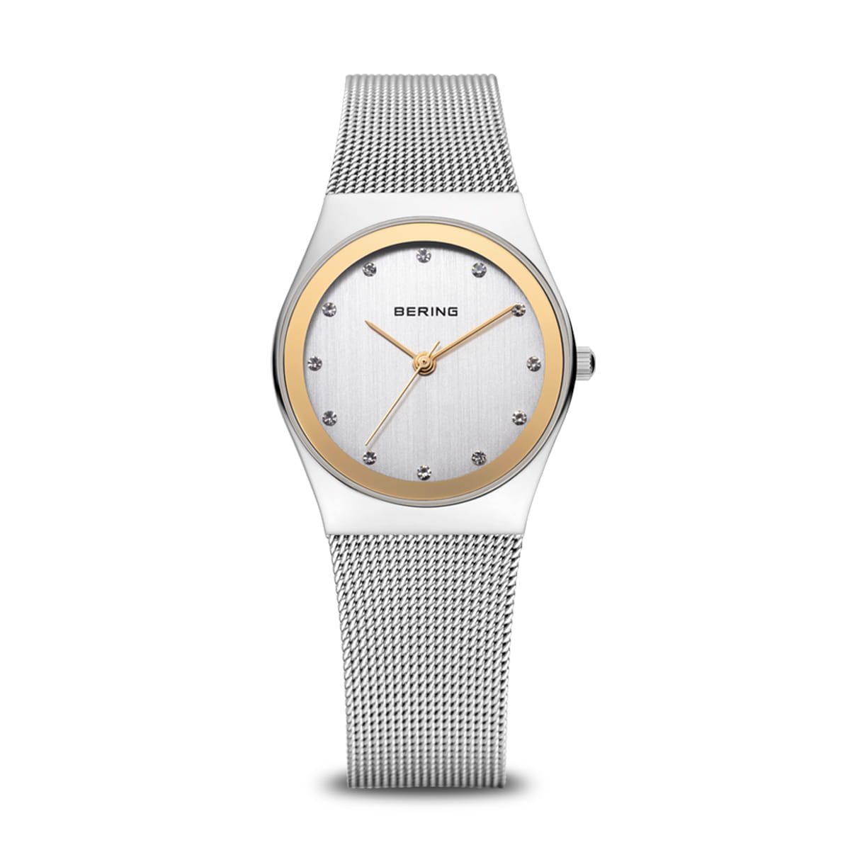 Montre en acier inoxydable avec un cadran argenté et un boîtier doré, bracelet en maille.