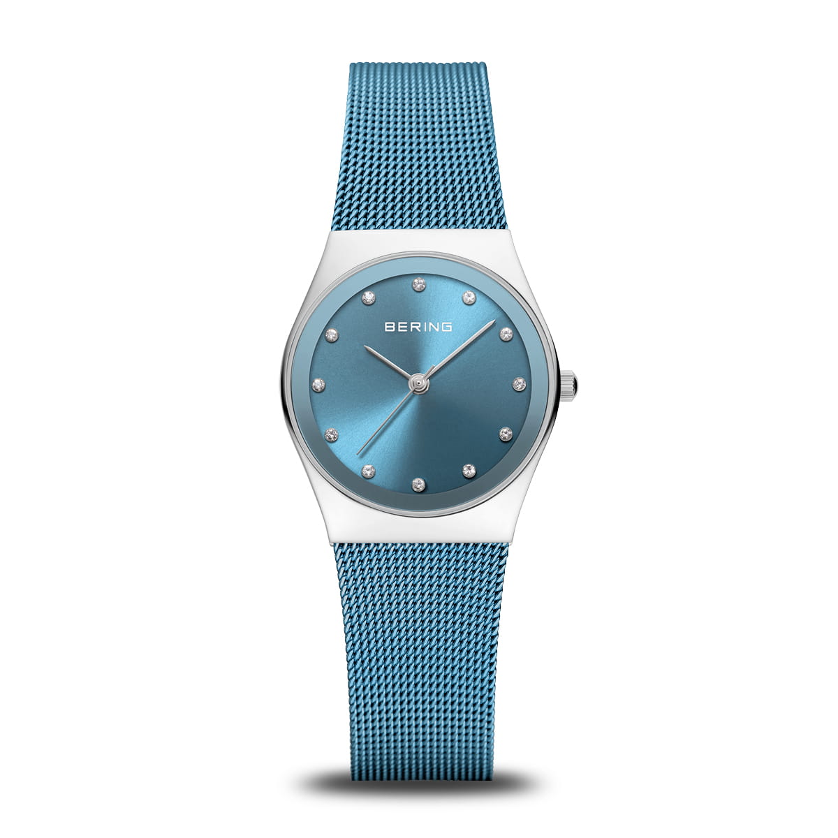 Montre à cadran bleu avec bracelet en maille métallique argentée.