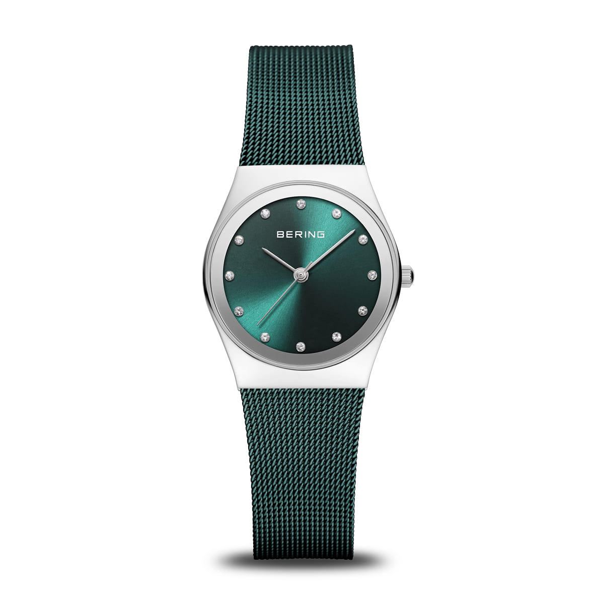 Montre avec un cadran vert émeraude, boîtier en acier inoxydable et bracelet en maille métallique.