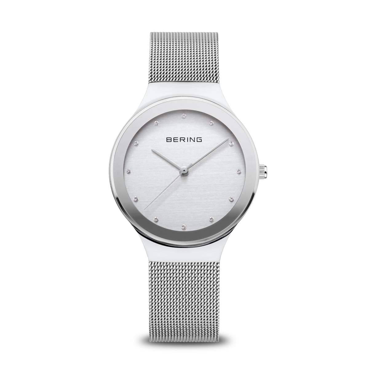 Montre en acier inoxydable avec un cadran argenté et un bracelet en maille.