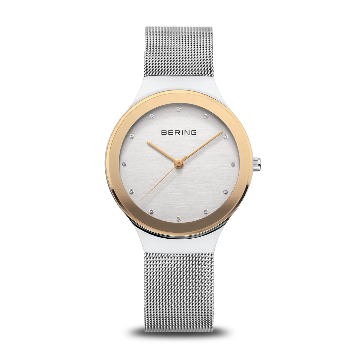 Montre en acier inoxydable avec un cadran argenté et un boîtier doré.