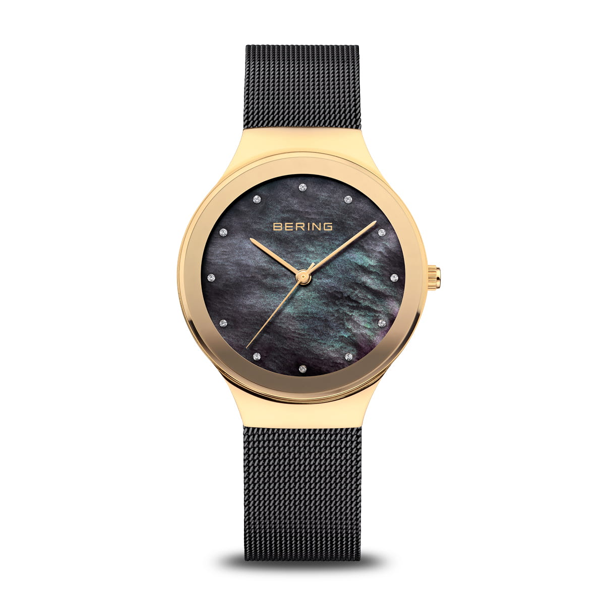 Montre pour dames avec cadran noir et boîtier doré, bracelet en maille métallique.