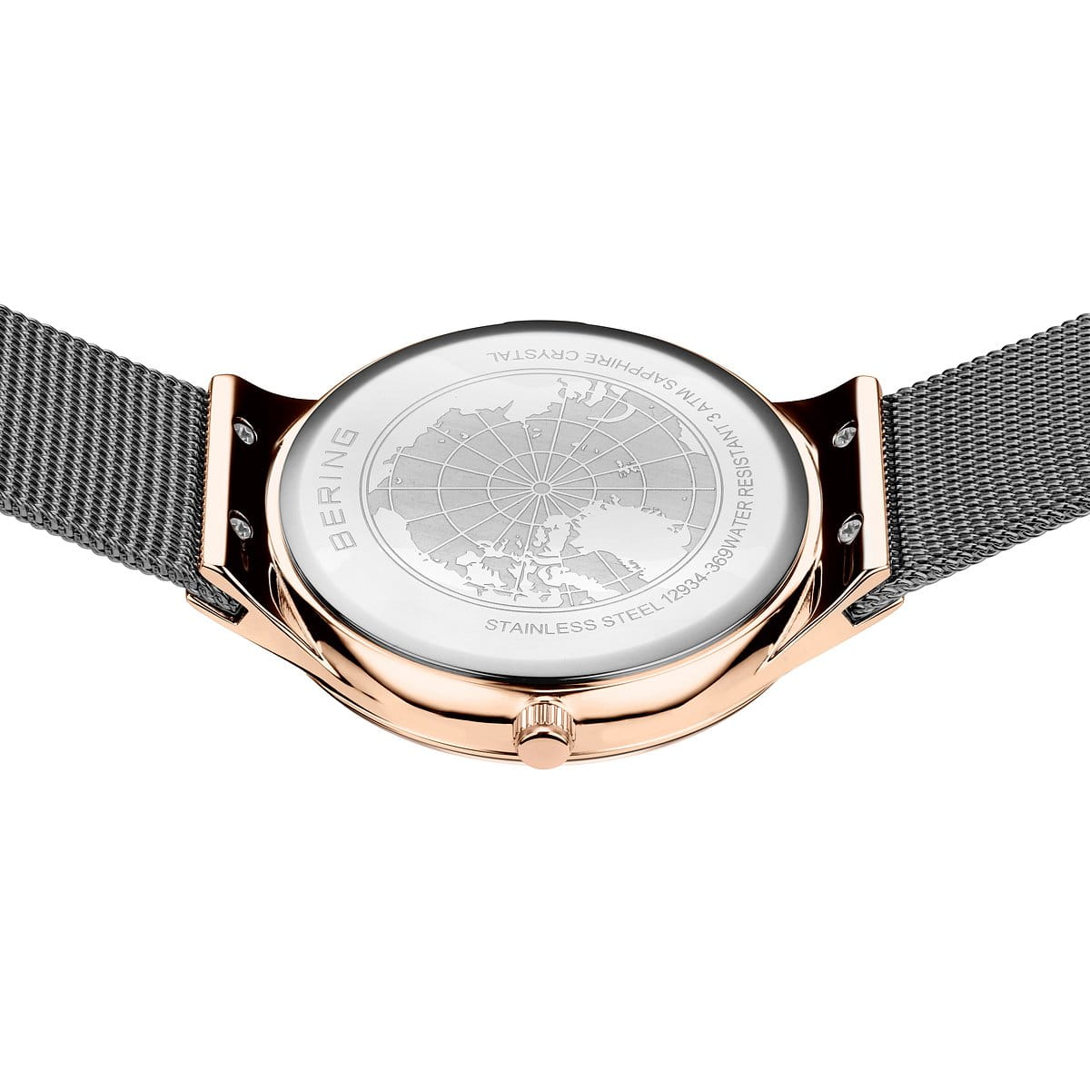 De Bering 12934-369 heeft een roestvrijstalen meshband met roségouden afwerking en een quartz-uurwerk. De achterkant toont een ingewikkeld gegraveerde wereldkaart, met etsen die details over de constructie van roestvrij staal en saffierglas benadrukken.