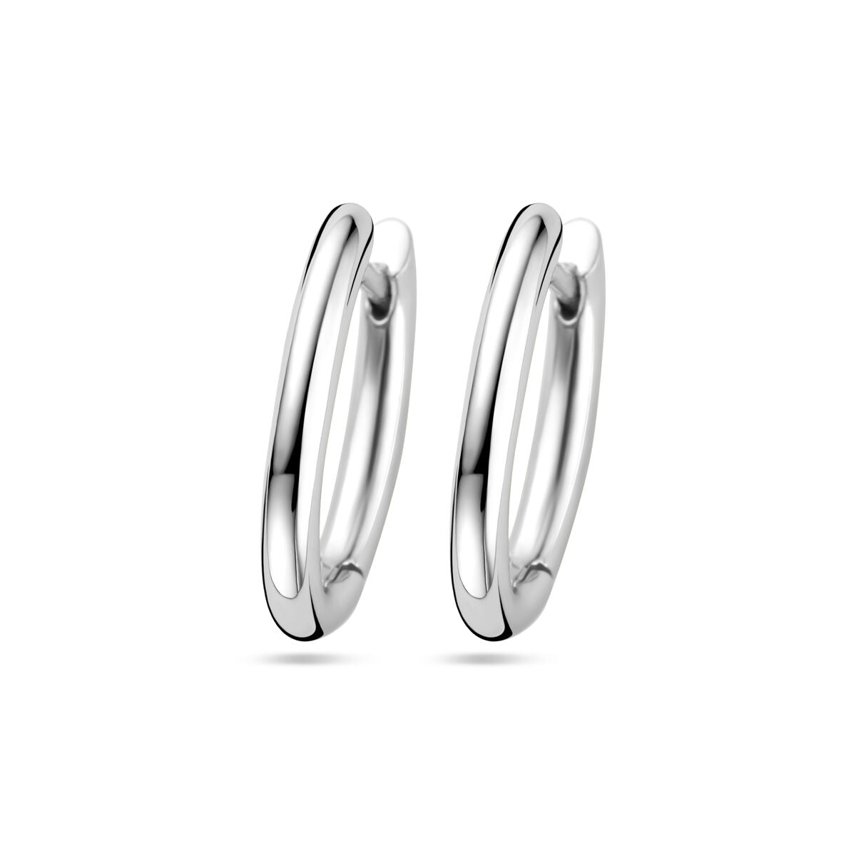 Boucles d'oreilles en argent rhodié, de forme ovale et lisse.