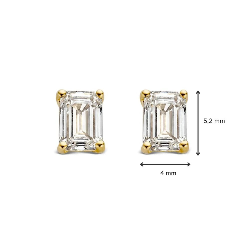 De Oorstekers Nora 0,50 crt. geelgoud van Aurore Jewelry zijn rechthoekige oorbellen met smaragdgeslepen diamanten in geelgoud, met een afmeting van 5,2 mm x 4 mm, met een heldere facetgeslepen look, geïnspireerd op Nora oorbellen.