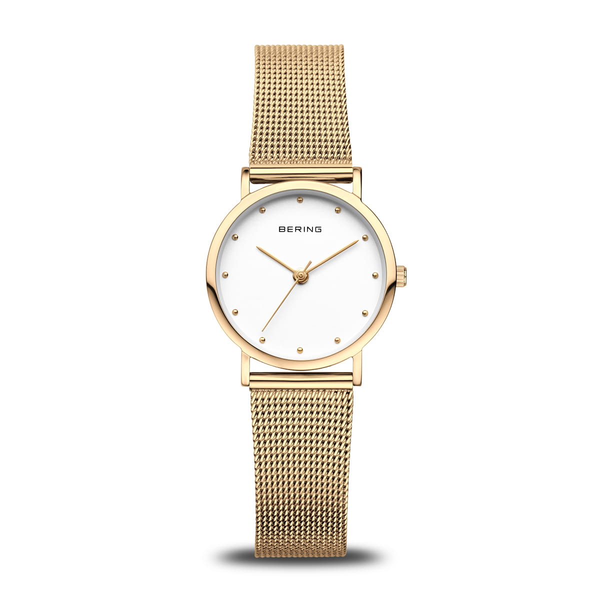 Montre dorée avec un cadran blanc et un bracelet en maille.