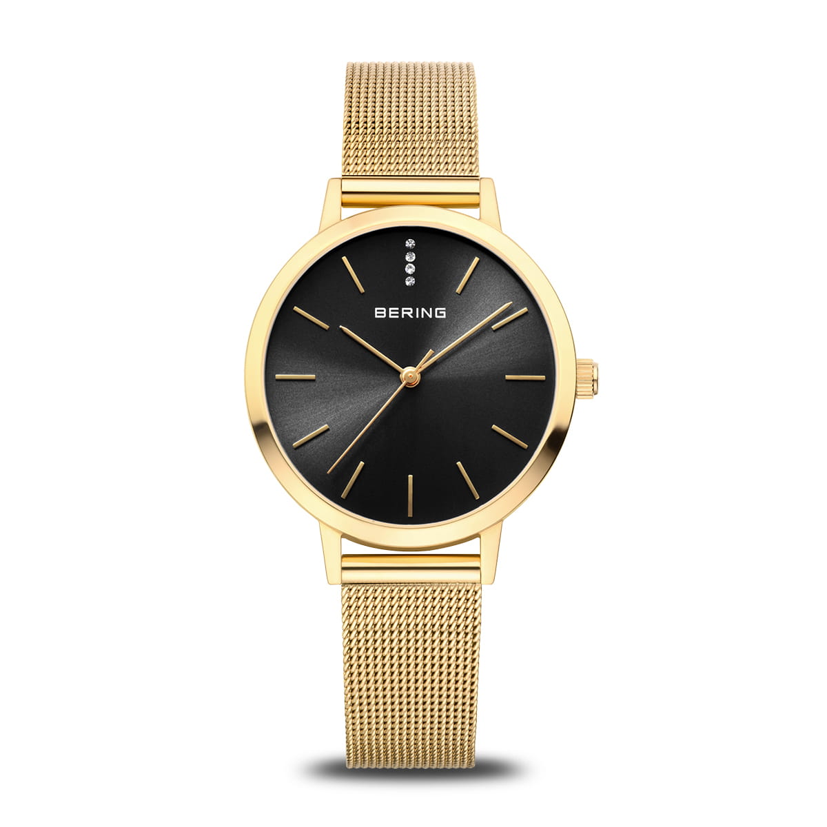Montre femme avec cadran noir, boîtier doré et bracelet en maille dorée.