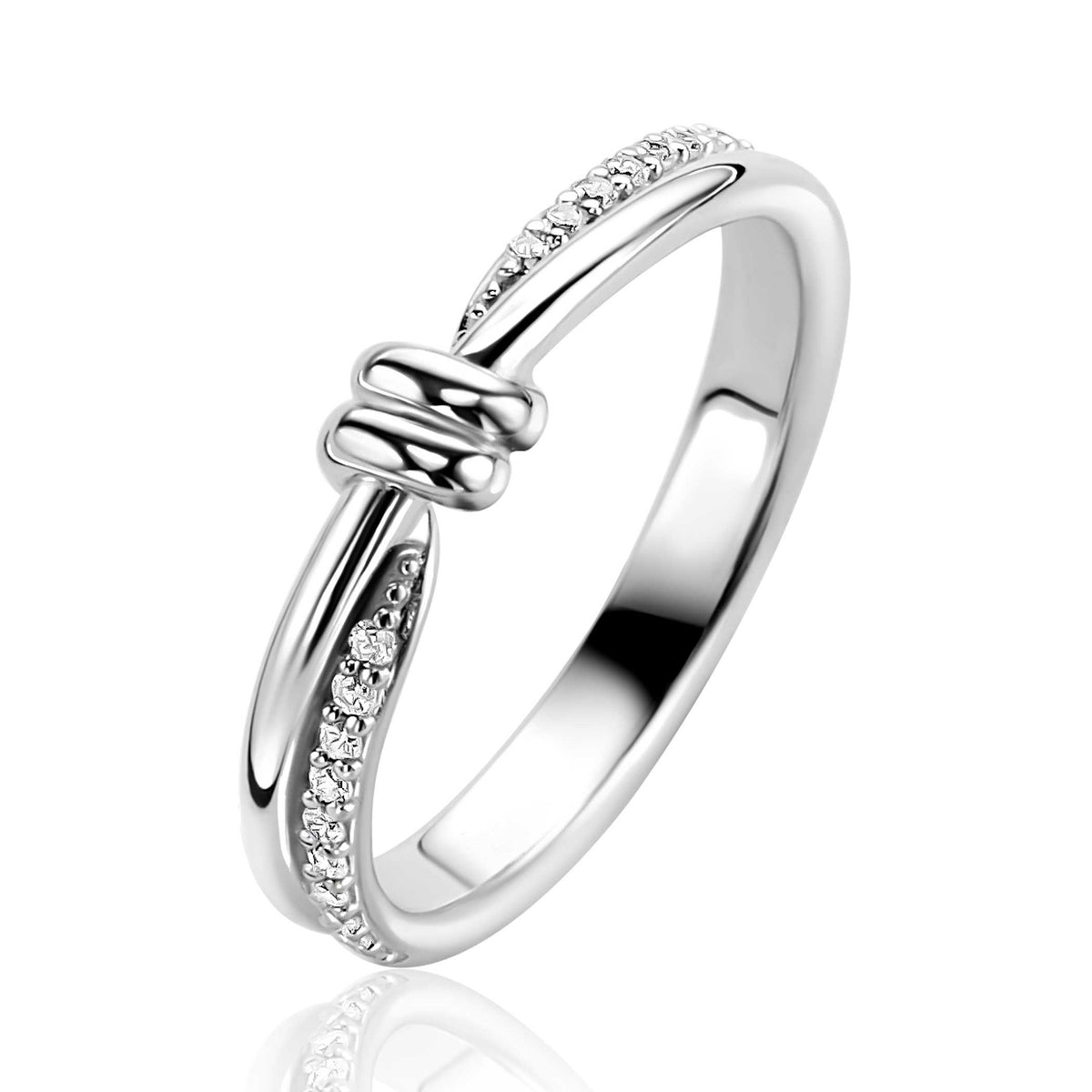 Bague en argent avec un design élégant et des cristaux scintillants sur les côtés.