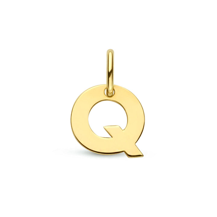 De Van der Kooij Collectie hanger letter 14K geelgoud heeft een gepolijste gouden "Q" met een lus om hem aan uw favoriete letterhangers te bevestigen, afgebeeld tegen een effen witte achtergrond.