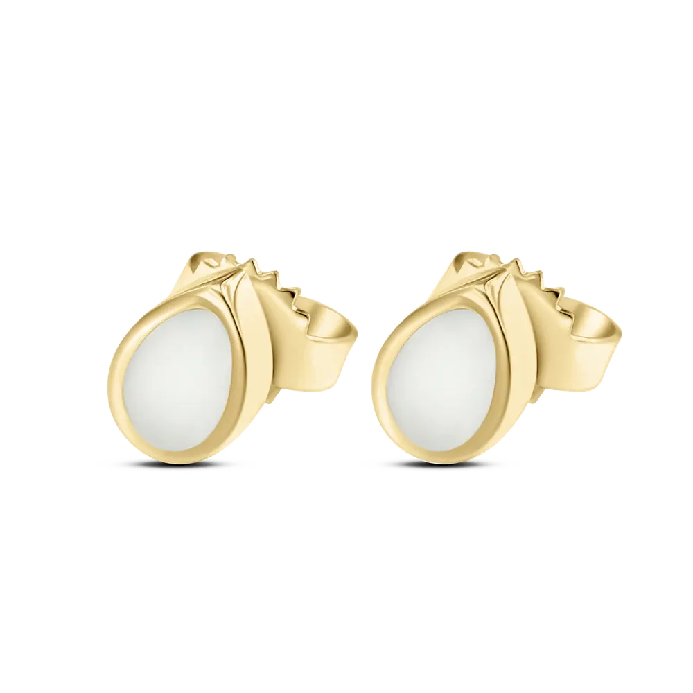 Boucles d'oreilles en or massif en forme de goutte avec une finition lisse et brillante.