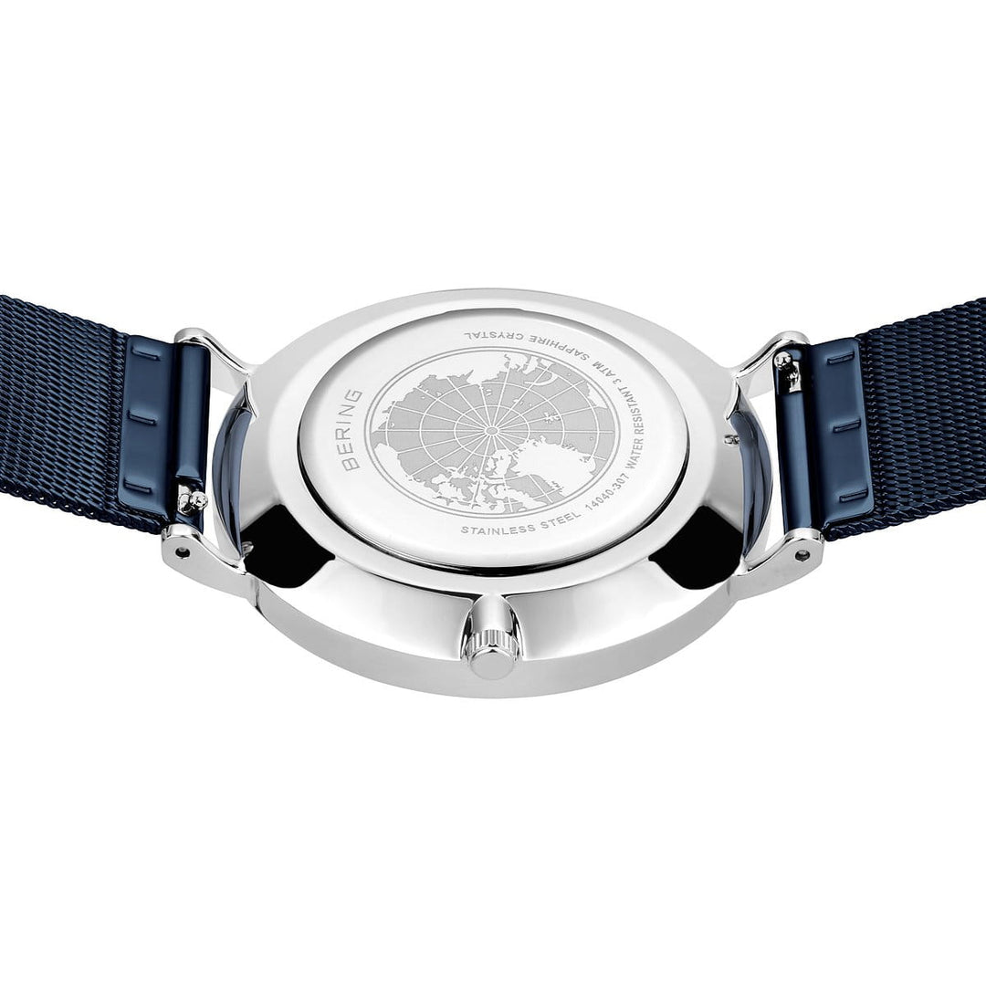 De achterkant van de Bering heren horloge blauw 14040-307 is voorzien van een gegraveerde Arctische kaart, details over het quartz-uurwerk, de materialen en de opmerkelijke waterbestendigheid.