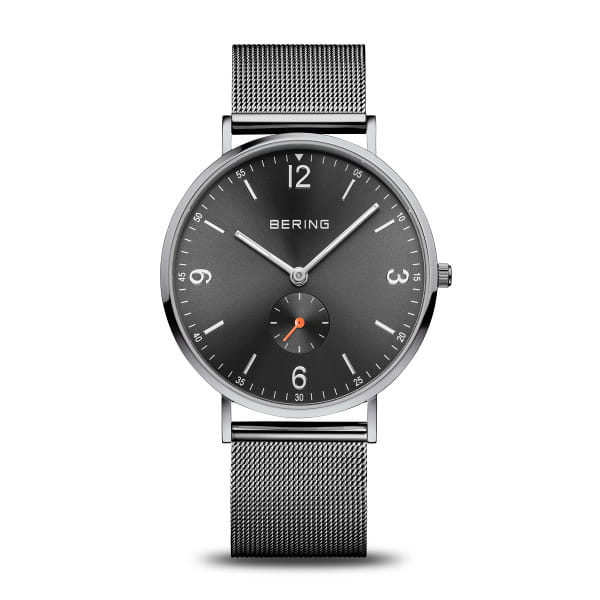 Montre pour homme Bering avec cadran gris, boîtier argenté et bracelet en maille métallique.