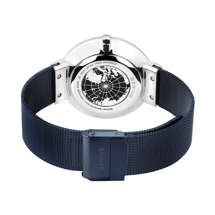 De afbeelding toont de achterkant van een Bering Unisex Horloge met een blauwe mesh band, met een gegraveerde wereldkaart en inscripties. Deze moderne stijl accessoire heeft een elegante sluiting gegraveerd met Bering.