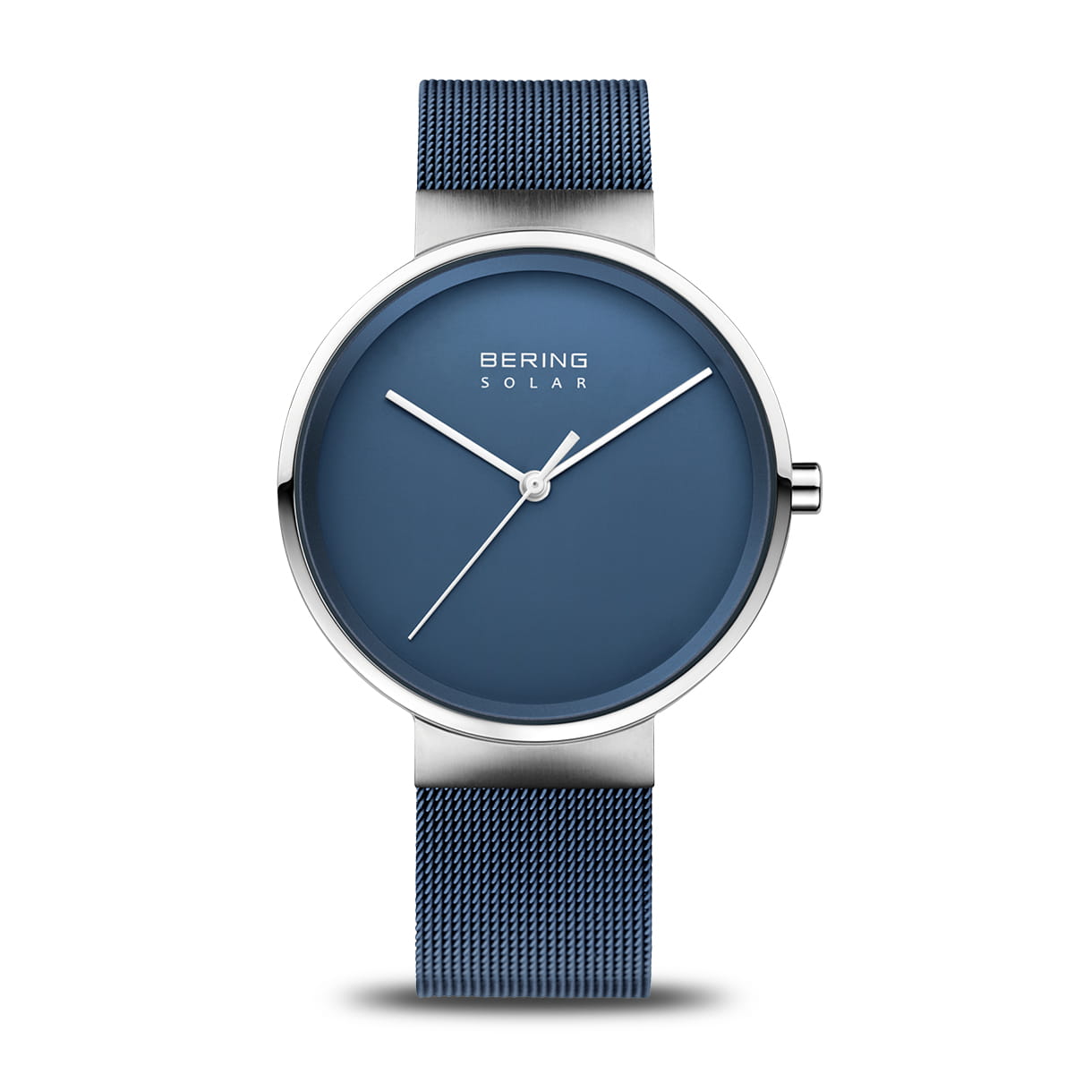 Montre unisexe avec un cadran bleu et un bracelet en maille métallique.