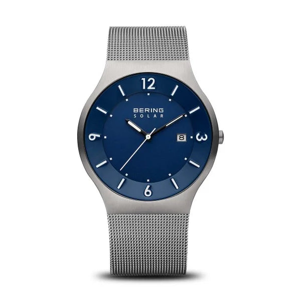 Montre Bering Solar avec un cadran bleu, boîtier en acier inoxydable et bracelet en maille.