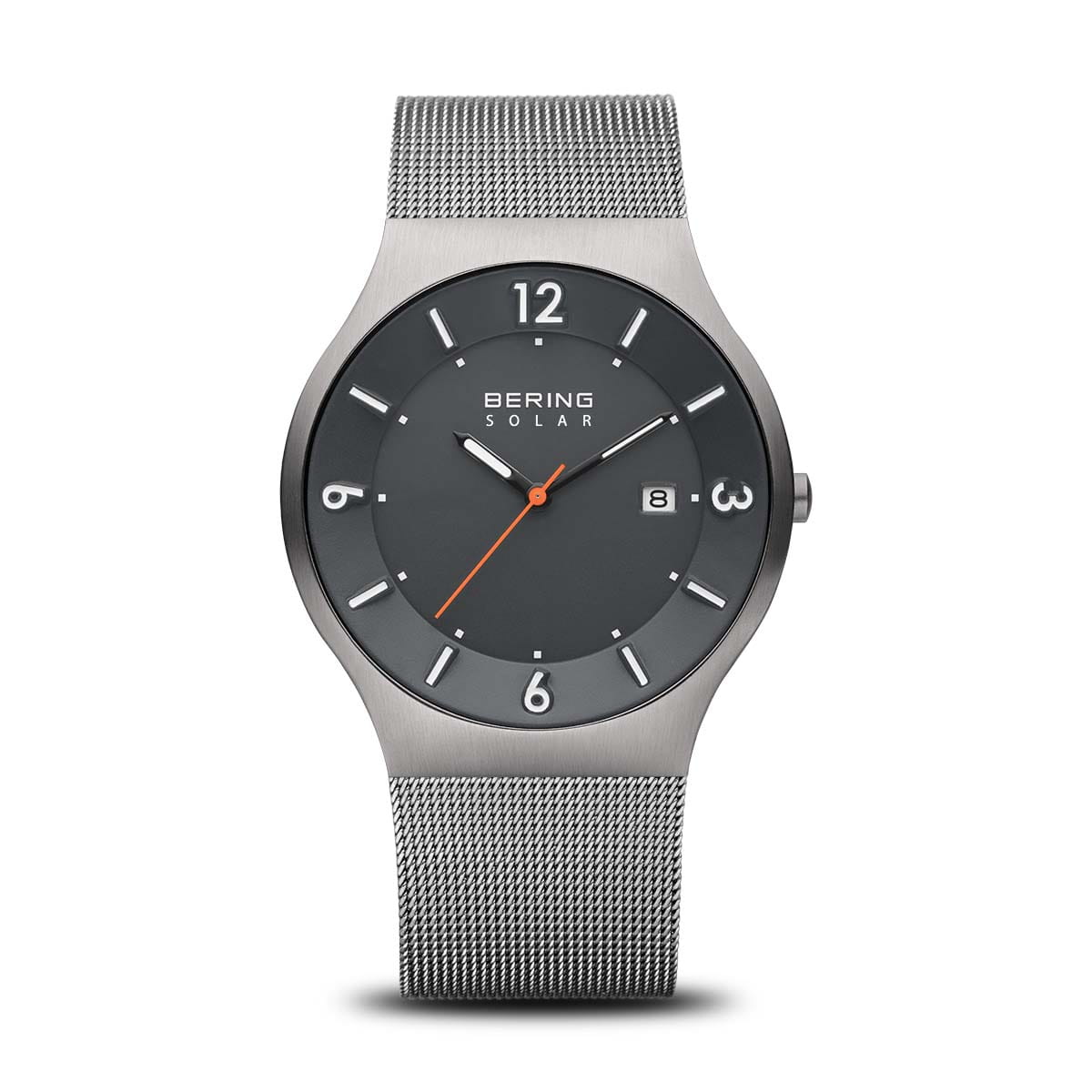 Montre solaire en acier inoxydable avec un cadran gris et un bracelet en maille.