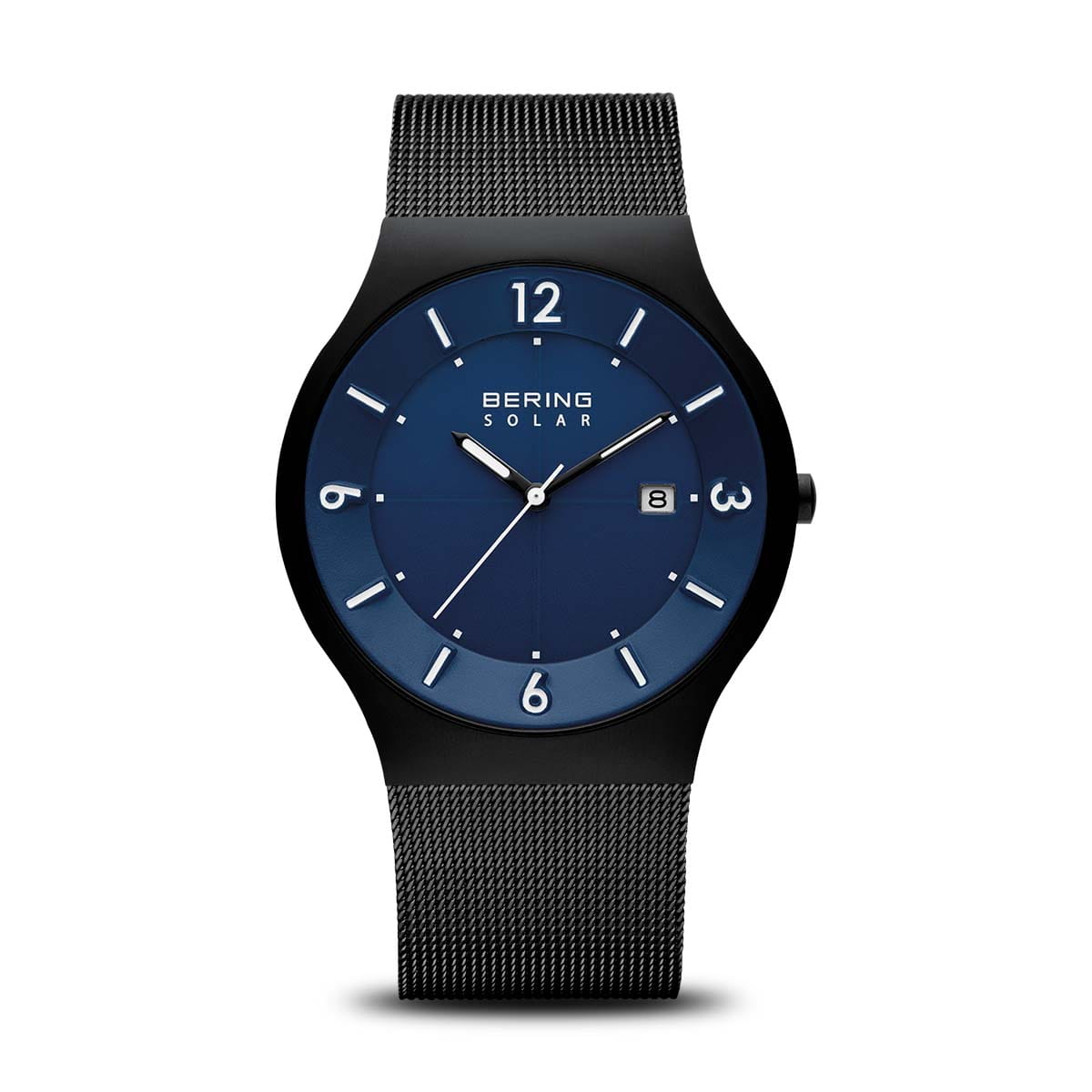 Montre Bering Solar avec un cadran bleu, boîtier noir et bracelet en maille.