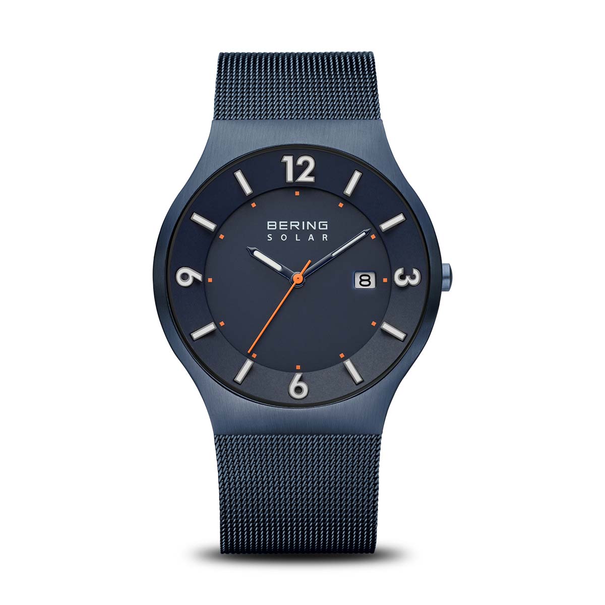 Montre Bering Solar avec un cadran bleu, bracelet en maille métallique et aiguilles orange.
