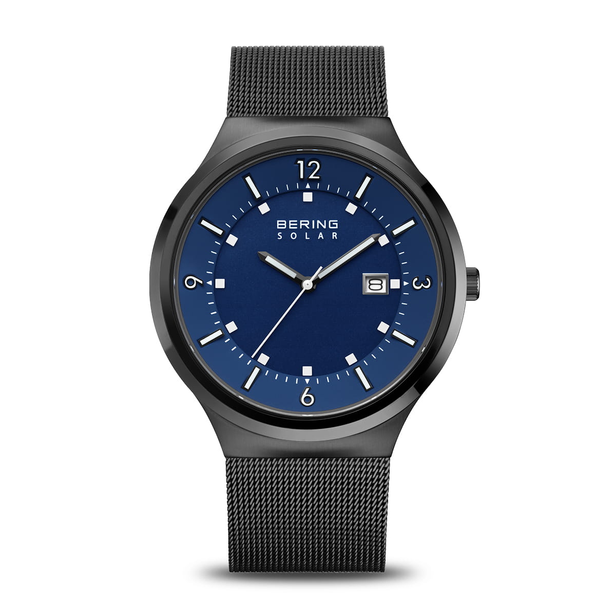 Montre Bering avec cadran bleu, boîtier noir et bracelet en maille métallique.