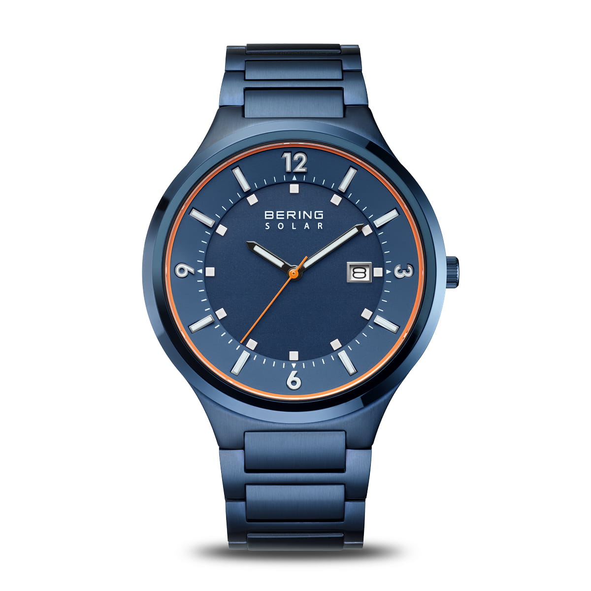 Montre bleue avec bracelet en acier, cadran bleu, index orange et dateur.