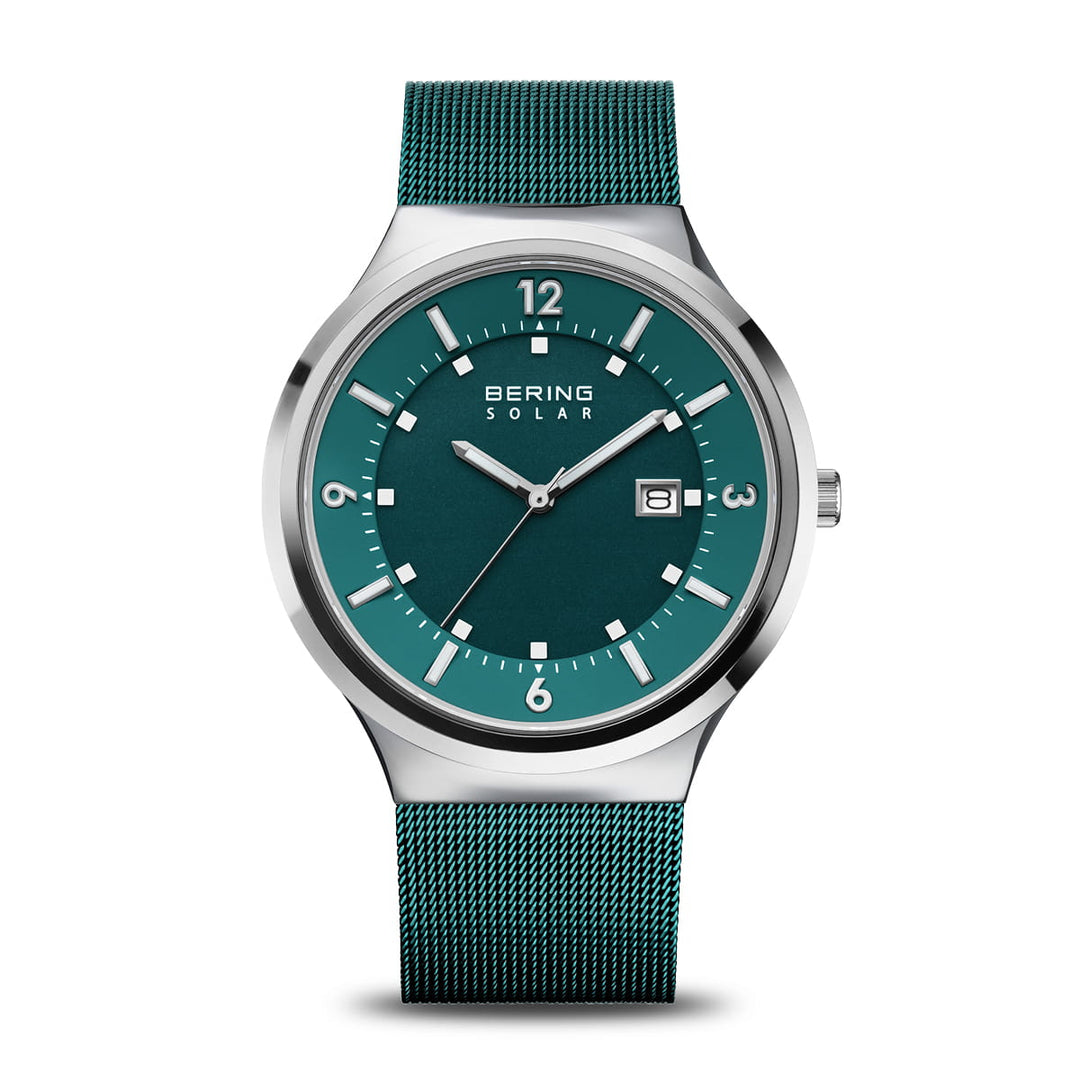 De Bering 14442-808 is een strak herenhorloge met een blauwgroene mesh band en wijzerplaat. Zilveren wijzers en uurmarkeringen complementeren het saffierglas display, dat een datumvenster op drie uur bevat. De wijzerplaat leest elegant Bering Solar.