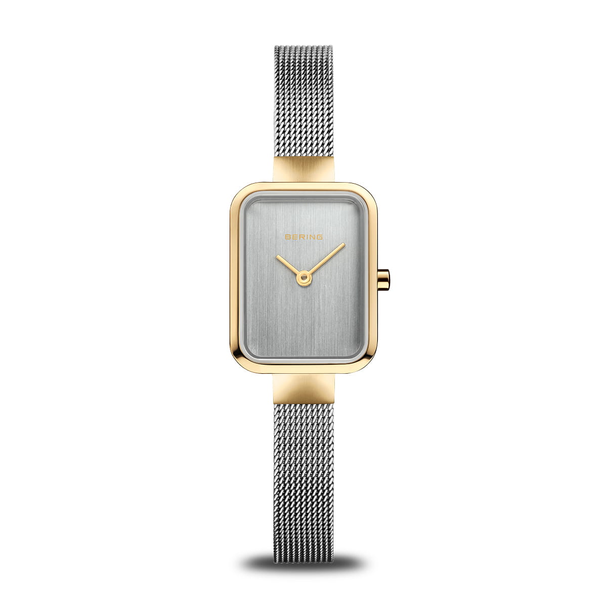 Montre femme avec cadran argenté, boîtier doré et bracelet en maille métallique.