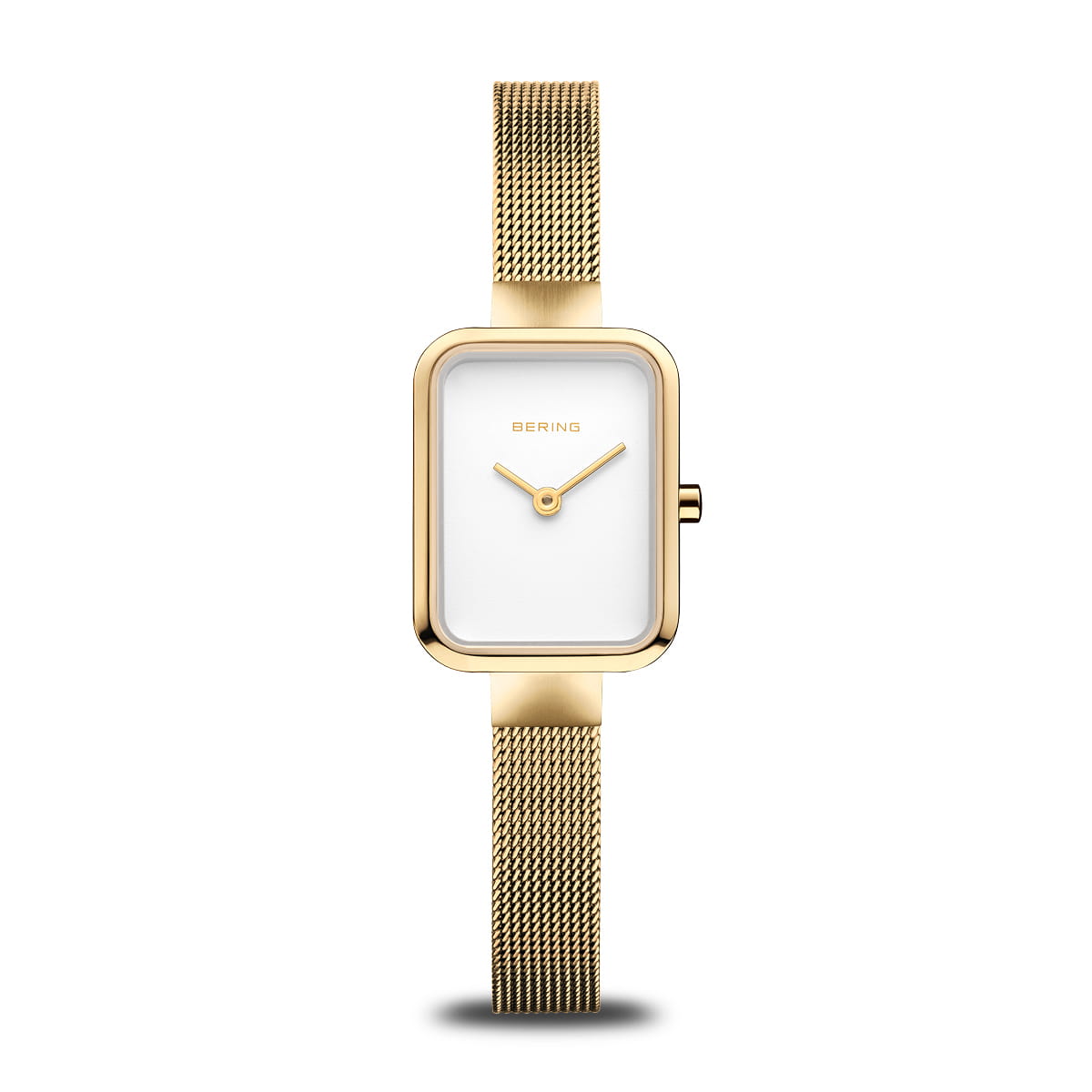 Montre rectangulaire dorée avec un cadran blanc et un bracelet en maille.