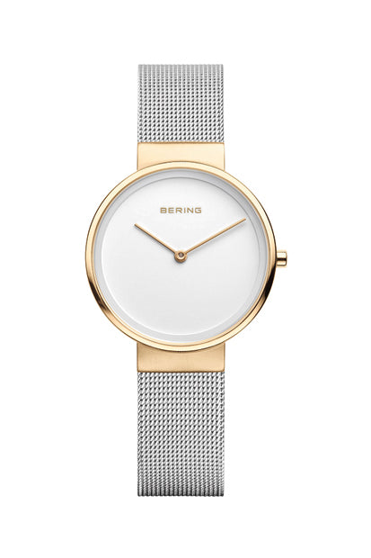 Montre avec un boîtier doré, cadran blanc et bracelet en maille argentée.
