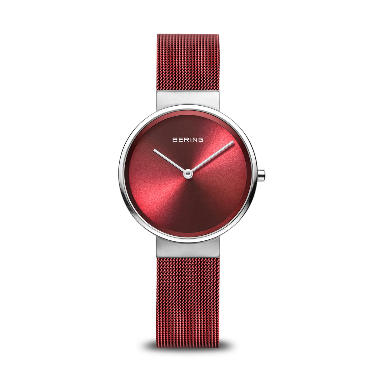 Montre pour femme avec cadran rouge et bracelet en maille métallique argenté.