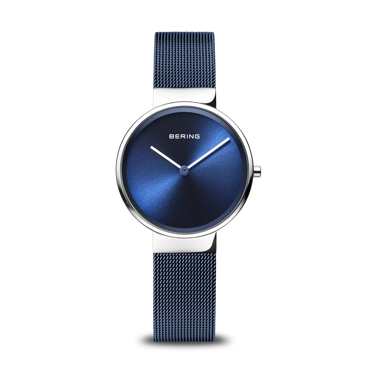 Montre avec un cadran bleu et un bracelet en maille métallique argentée.