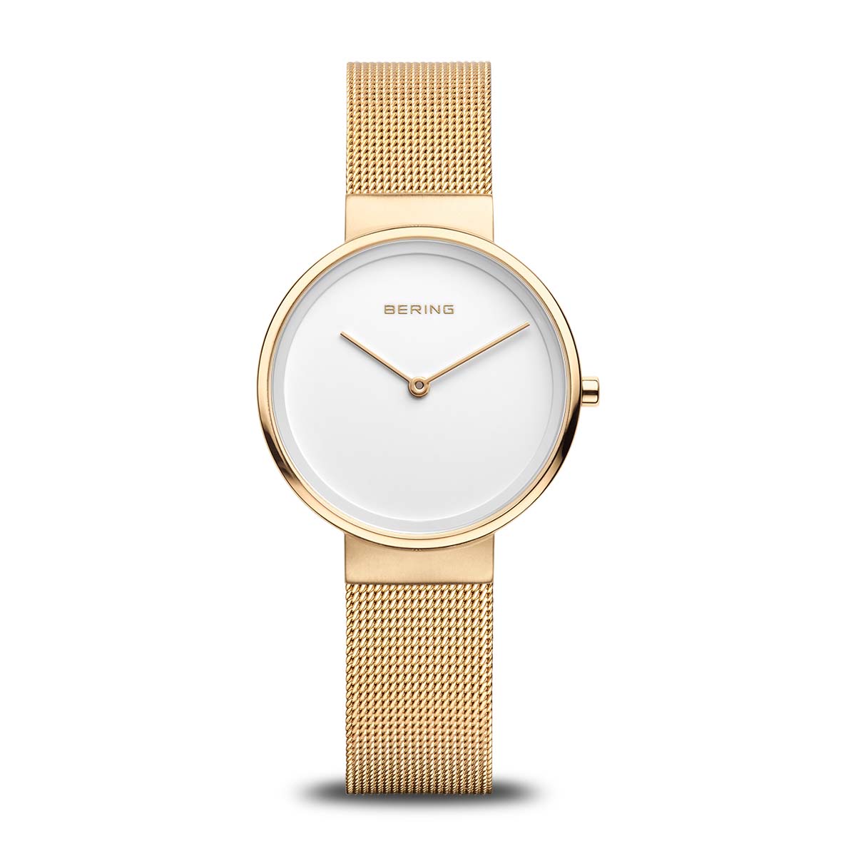 Montre dorée avec un cadran blanc, bracelet en maille métallique.