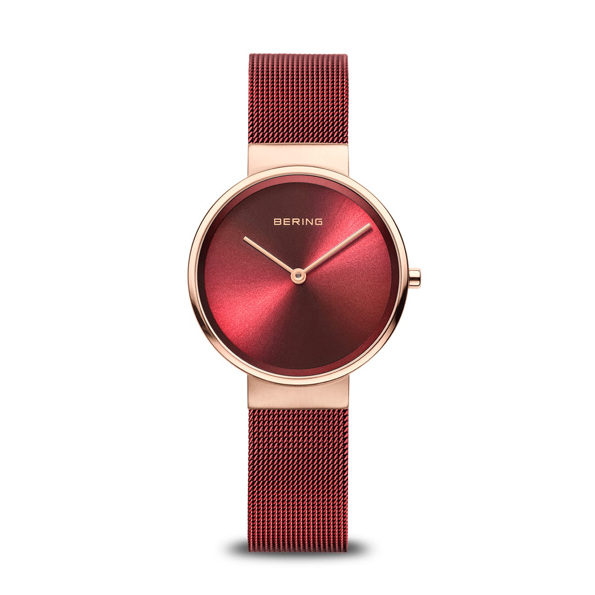 Montre femme avec cadran rouge, boîtier doré et bracelet en maille.