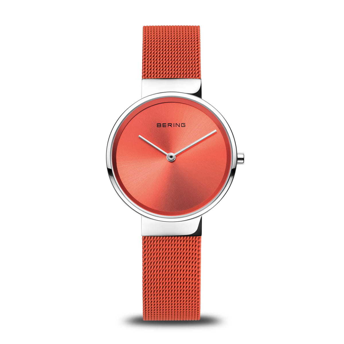 Montre avec cadran orange et bracelet en maille métallique argenté.