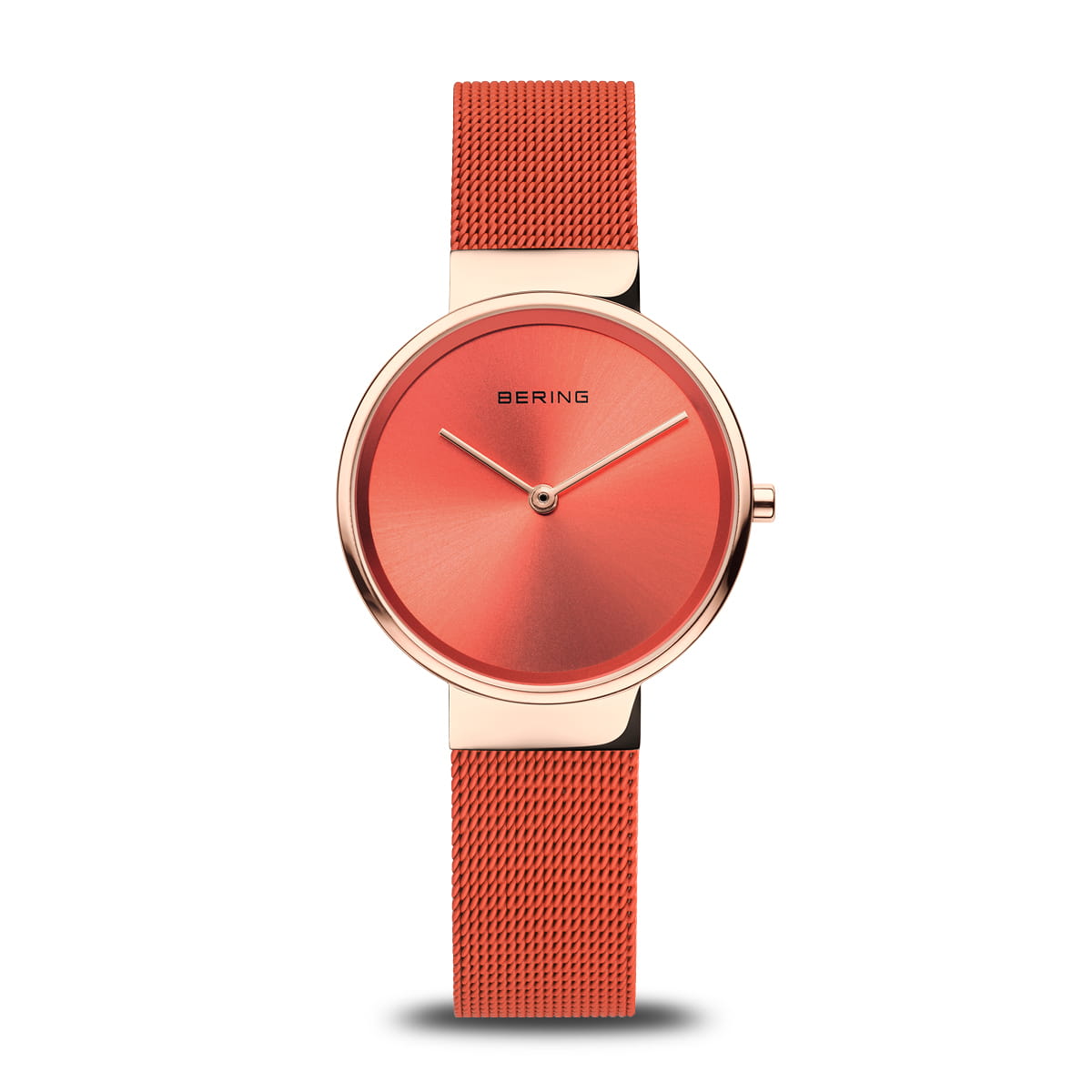 Montre avec un cadran orange et un bracelet en maille dorée rose.