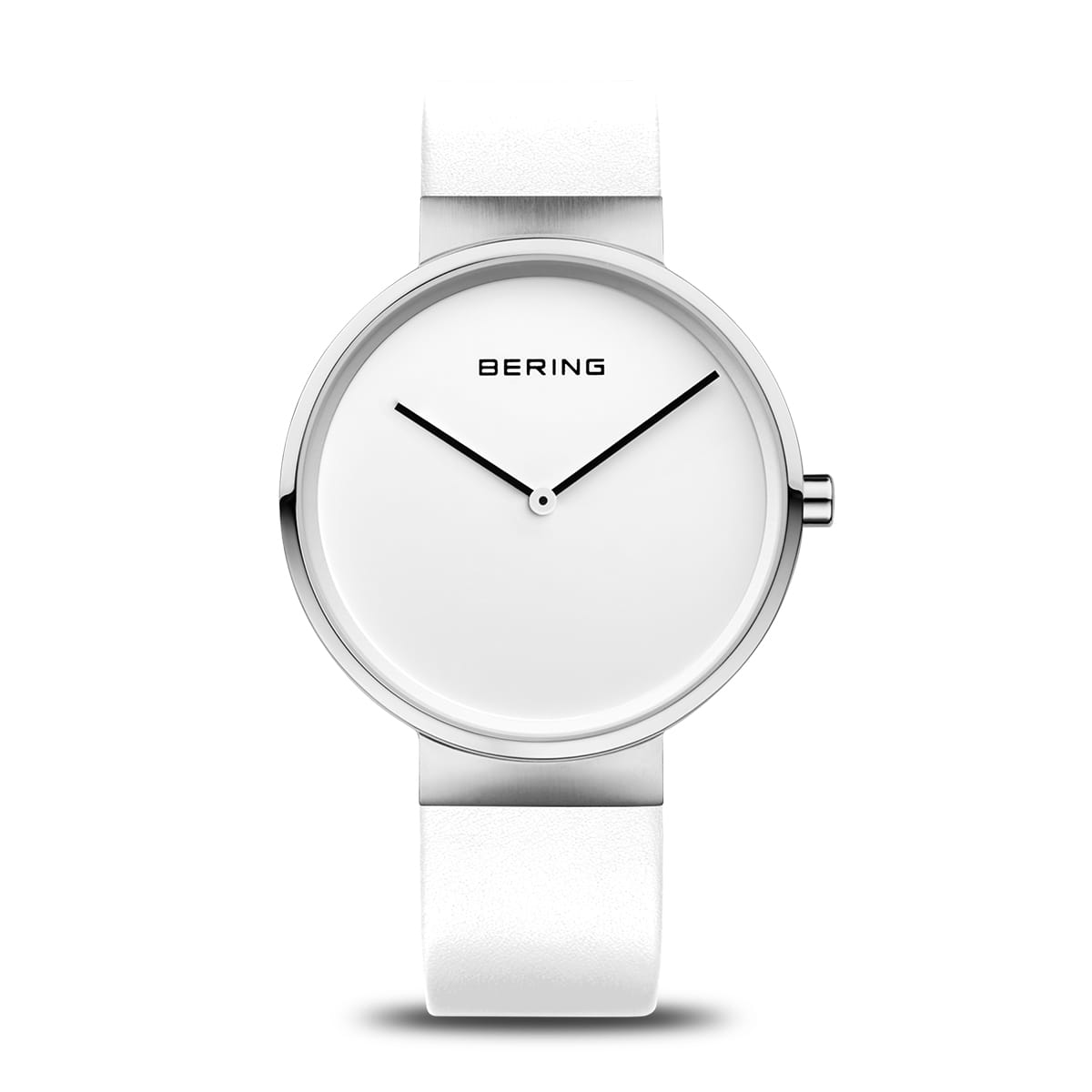 Montre Bering avec un cadran blanc minimaliste et un bracelet en silicone blanc.