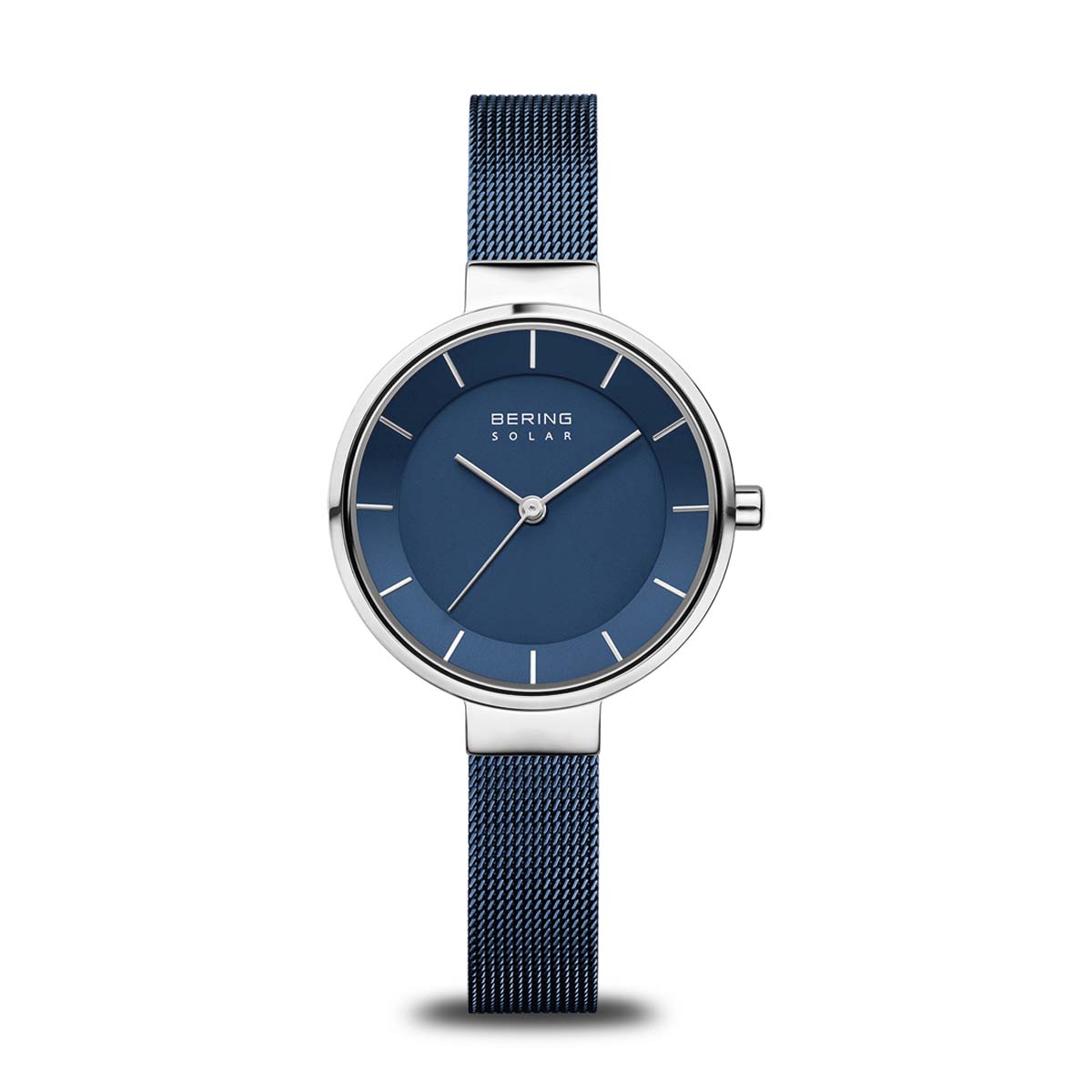 Montre femme avec cadran bleu, boîtier argenté et bracelet en maille métallique.