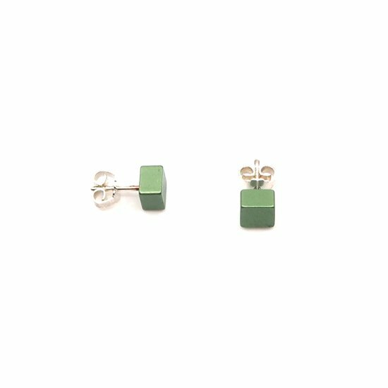 Boucles d'oreilles carrées en résine de couleur vert clair avec fermoir en métal.