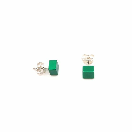 Boucles d'oreilles en forme de cube vert.