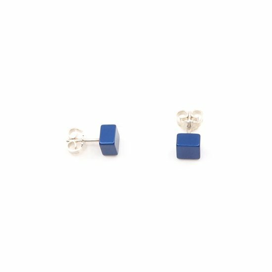 Boucles d'oreilles en forme de cube bleu avec une finition lisse.