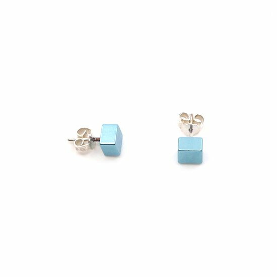 Boucles d'oreilles en forme de cube, couleur bleu clair, finition brillante.