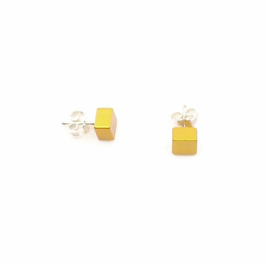 Boucles d'oreilles en forme de cube doré.