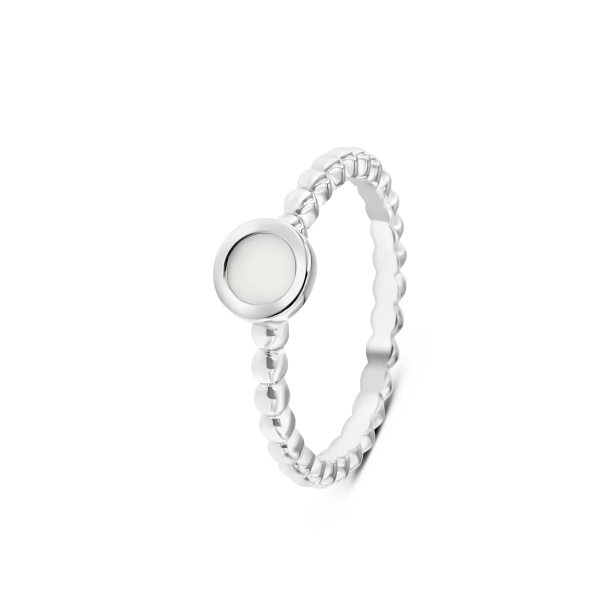 bague en argent avec un design tressé et un cabochon blanc.