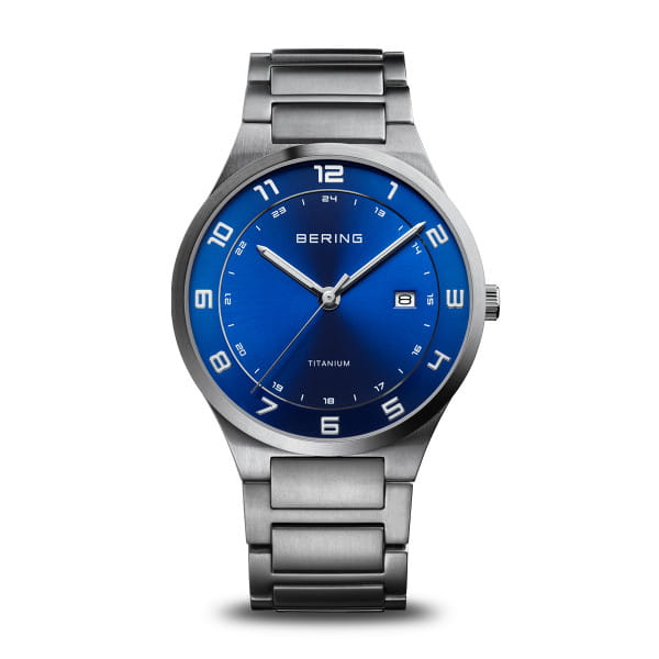 Montre Bering en acier inoxydable avec cadran bleu et bracelet à maillons.
