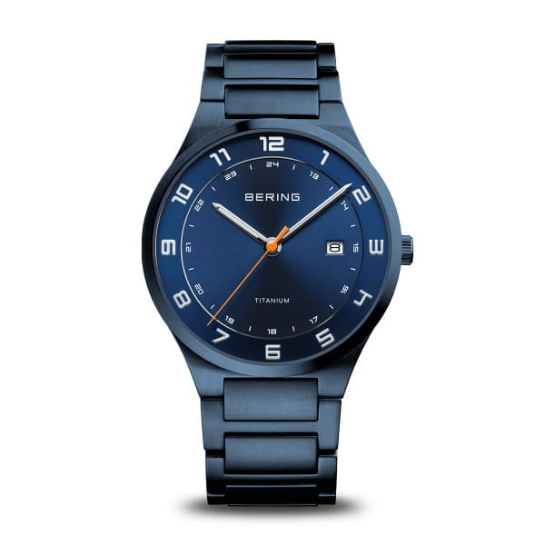 Montre Bering avec boîtier et bracelet en acier inoxydable bleu, cadran bleu et aiguilles orange.
