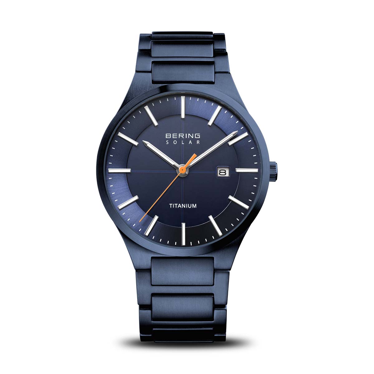 Montre en titane noire avec cadran bleu, aiguilles orange et bracelet à maillons.