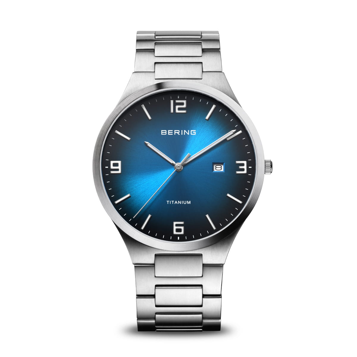 Montre en titane avec un cadran bleu dégradé et bracelet en acier inoxydable.