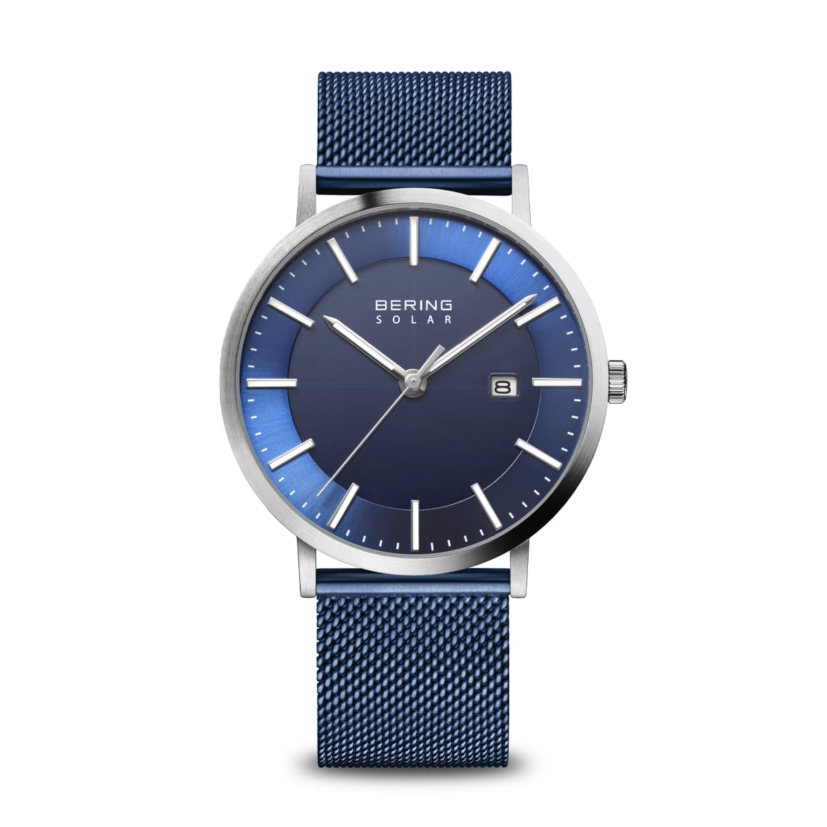 Montre avec un cadran bleu, boîtier argenté et bracelet en maille bleu.