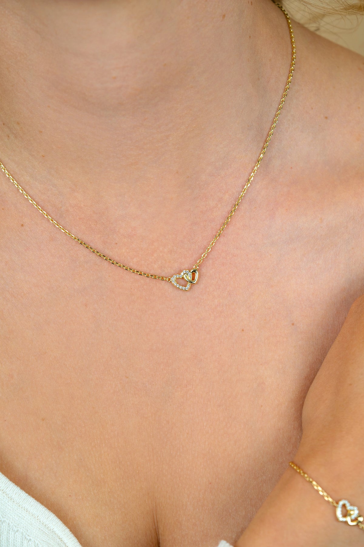 Collier en argent avec un pendentif en forme de cœur doré, longueur ajustable de 42 à 45 cm.