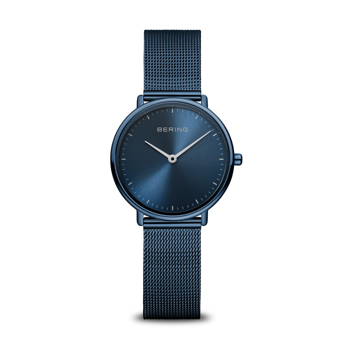 Montre bleue avec un cadran lisse et un bracelet en maille métallique.